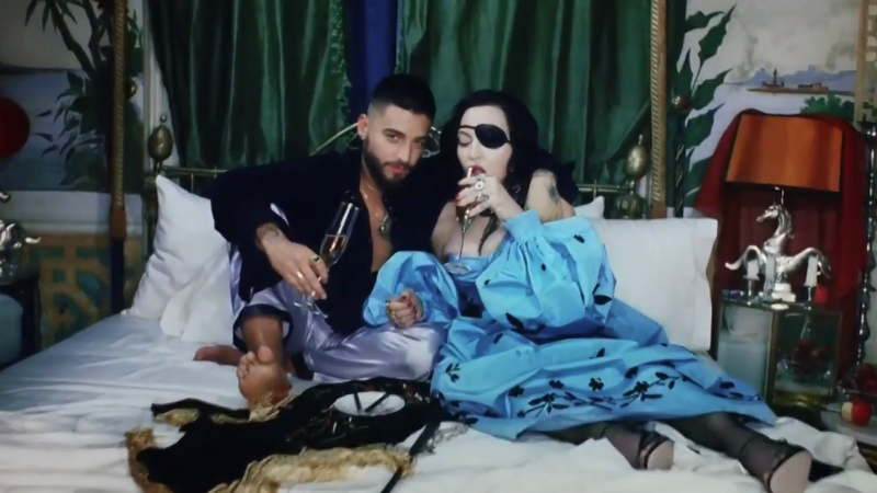 Resultado de imagen para Madonna le lame los pies a Maluma