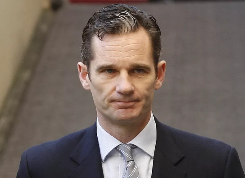 A pesar de que hoy cumplen 50 años de casados, estos no han sido tiempos fáciles para la pareja real. Te contamos los obstáculos a los que se han tenido que enfrentar recientemente.