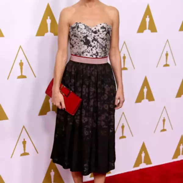 Sandra Bullock ? Para la protagonista de Gravity elegimos este elegante vestido de Elie Saab. Es dinámico y va completamente con la personalidad de la actriz.