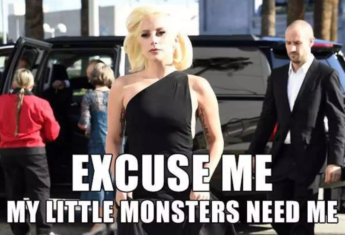 Lady Gaga, ni siquiera por lucir espectacular con su outfit negro, dejó de ser víctima de los memes.