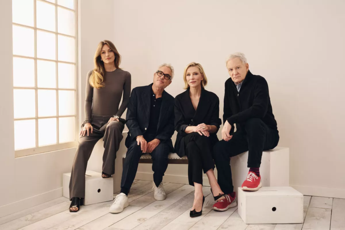 Alfonso Cuarón con el cast de Disclaimer