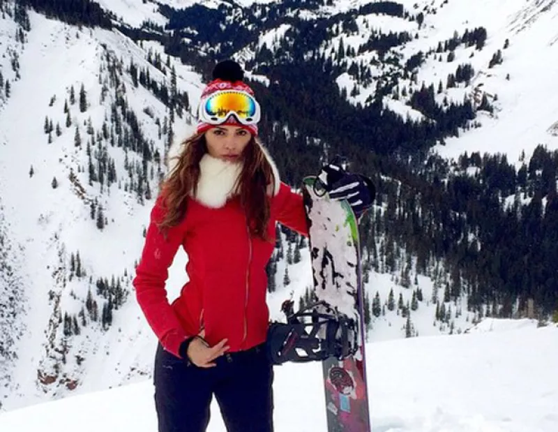 La actriz nos divierte con un sensual baile en la nieve, demostrando que no le importa el "qué dirán".