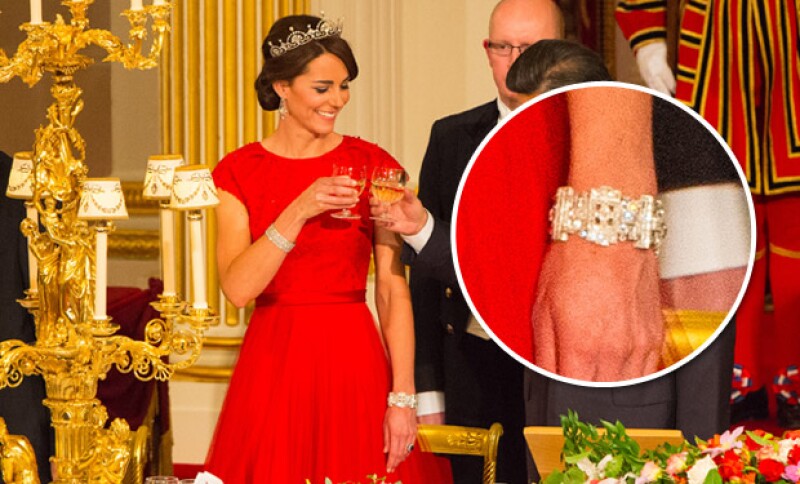 La pulsera izquierda le pertenece a la reina Isabel II, quien se la prestó en señal de aceptación y cariño.