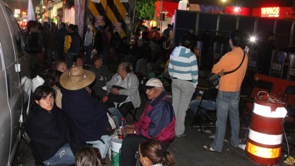 Simpatizantes del Movimiento de Regeneración Nacional pernoctaron a las afueras de la Cámara de Diputados
