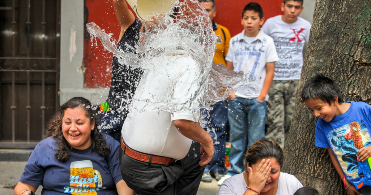 Estas son las multas por tirar agua el Sábado de Gloria en CDMX