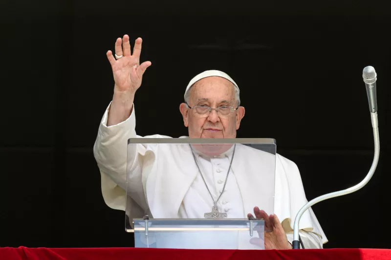 El Papa Francisco dirige la oración de Angelus desde su ventana en el Vaticano, el 21 de julio de 2024.