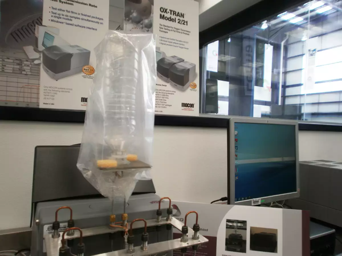 En el laboratorio de Envase y Embalaje se hacen pruebas de permeaci�n de oxigeno y agua