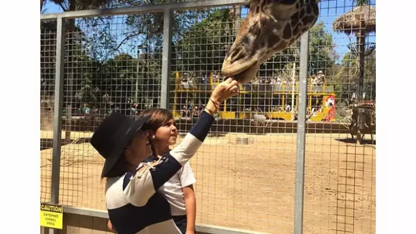 La mayor de las hermanas Kardashian está a la mitad de su tercer embarazo, y este fin de semana lo presumió junto a su hijo mayor en un safari de San Diego.