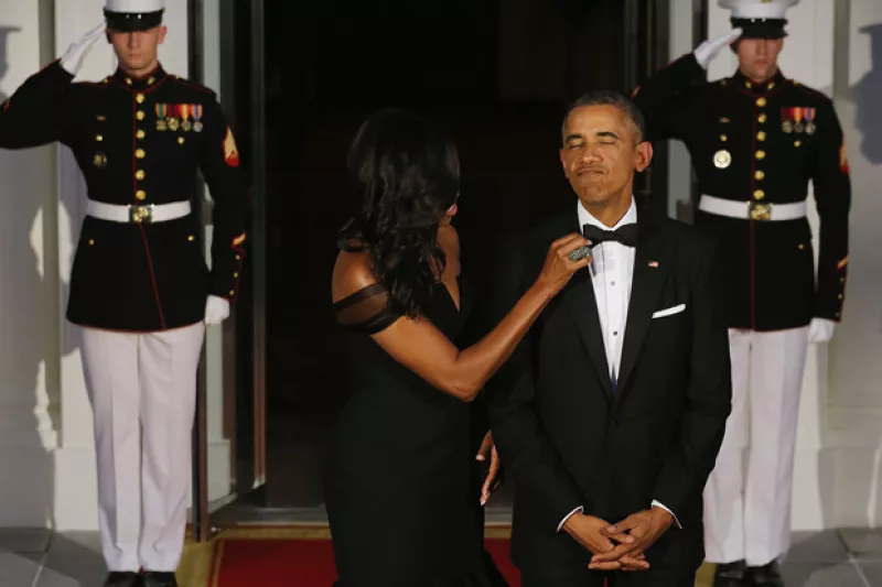 En la cena de gala para recibir a los mandatarios chinos, la esposa del presidente de Estados Unidos mostró lo mucho que cuida el look de su esposo.