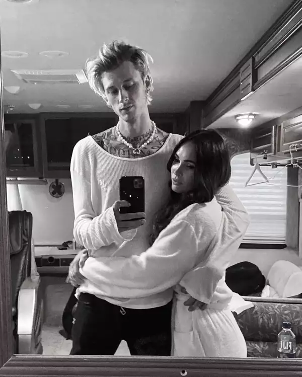 Machine Gun y Megan Fox.