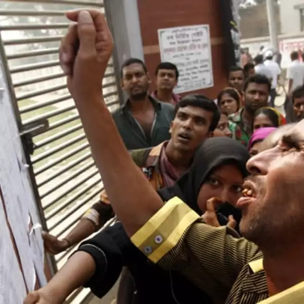 personas buscan nombre de victimas