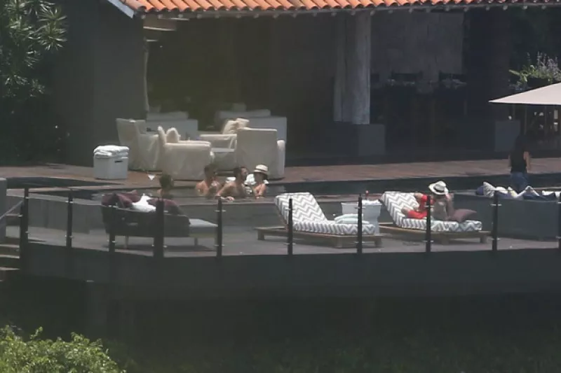 Después de una noche llena de emociones, los recién casados se relajaron en su casa de Valle de Bravo acompañados de sus amigos.