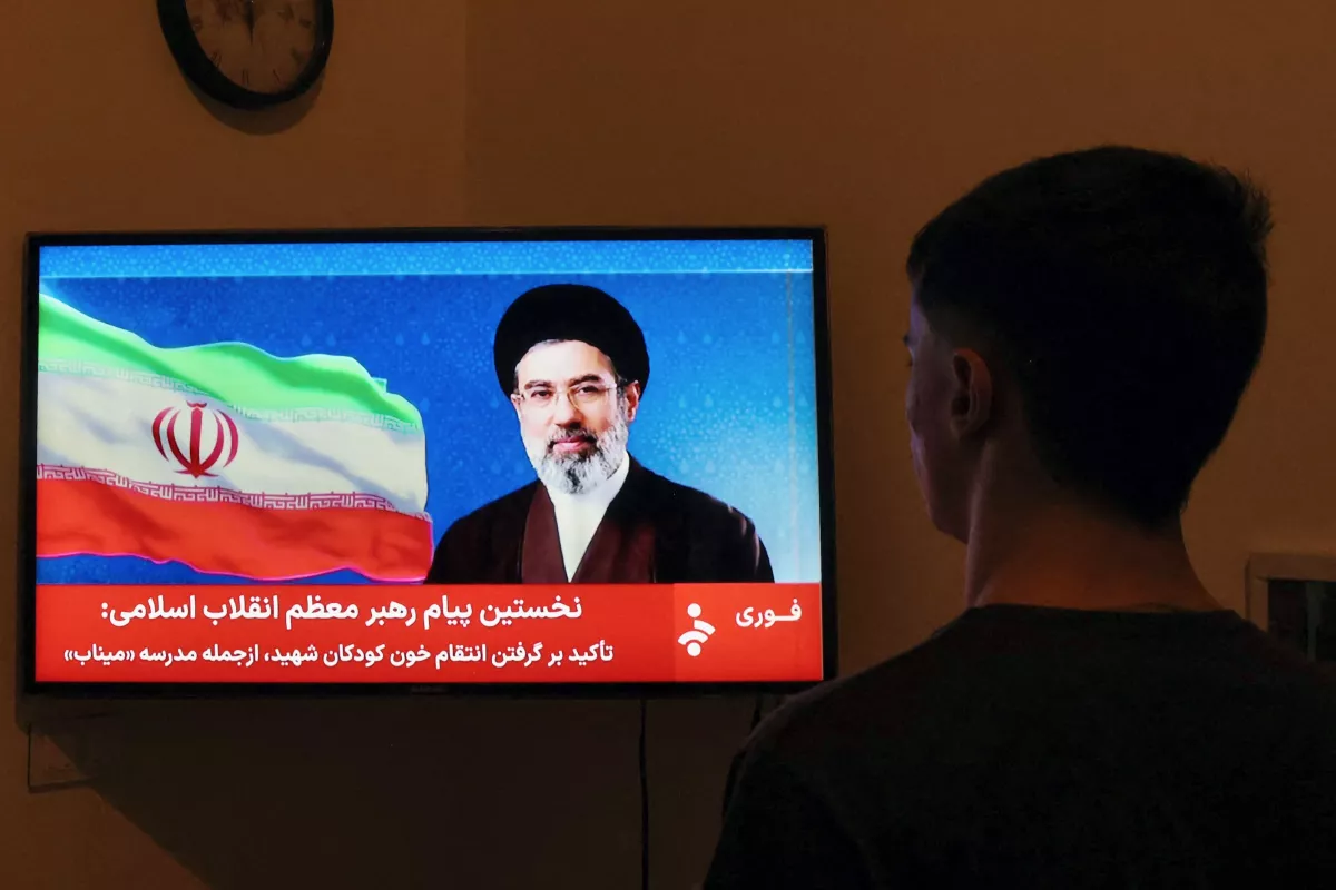 Un hombre ve una declaración televisada del nuevo líder supremo de Irán, Mojtaba Khamenei, el 12 de marzo de 2026.
