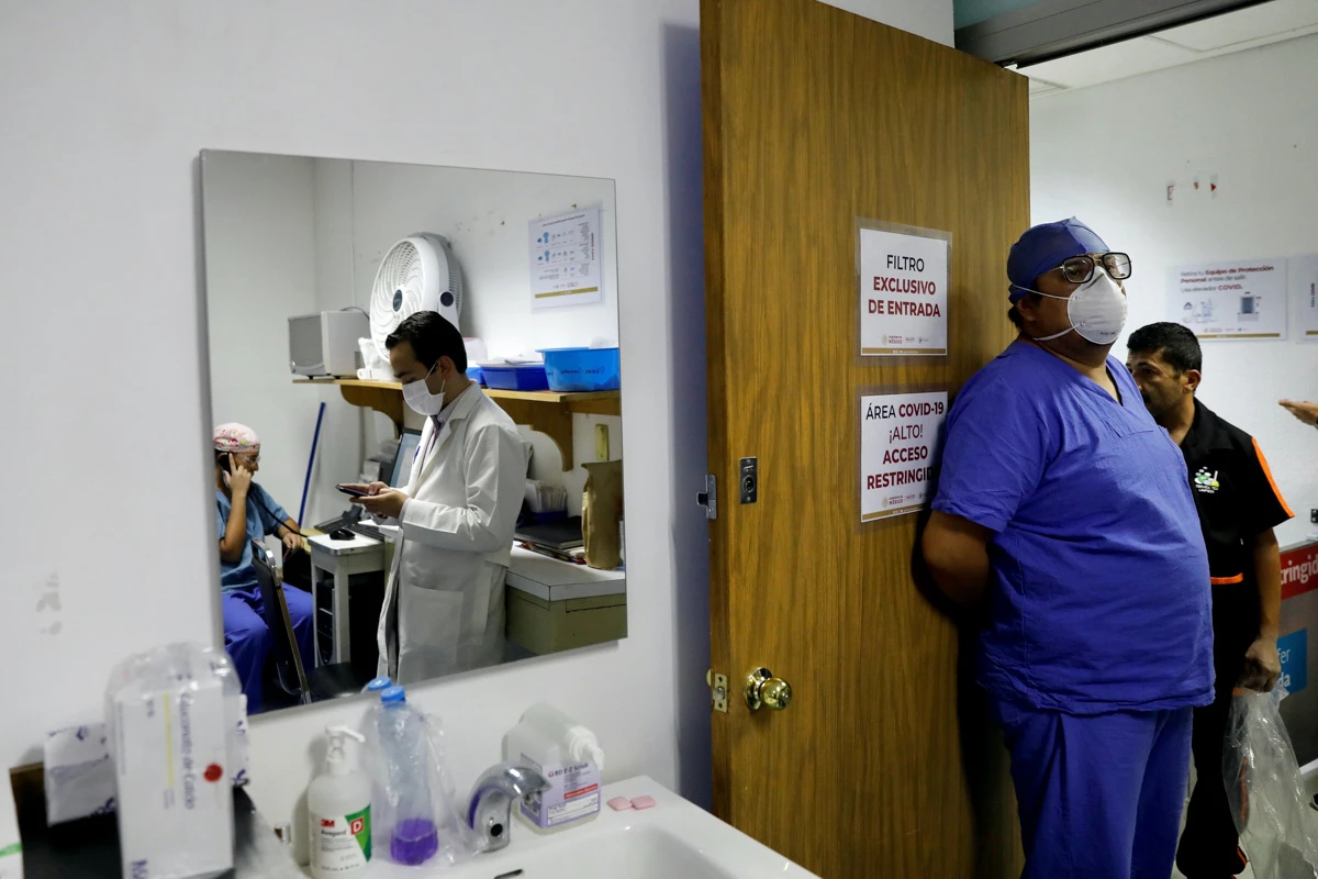 (Personal de salud durante su jornada laboral en un hospital)