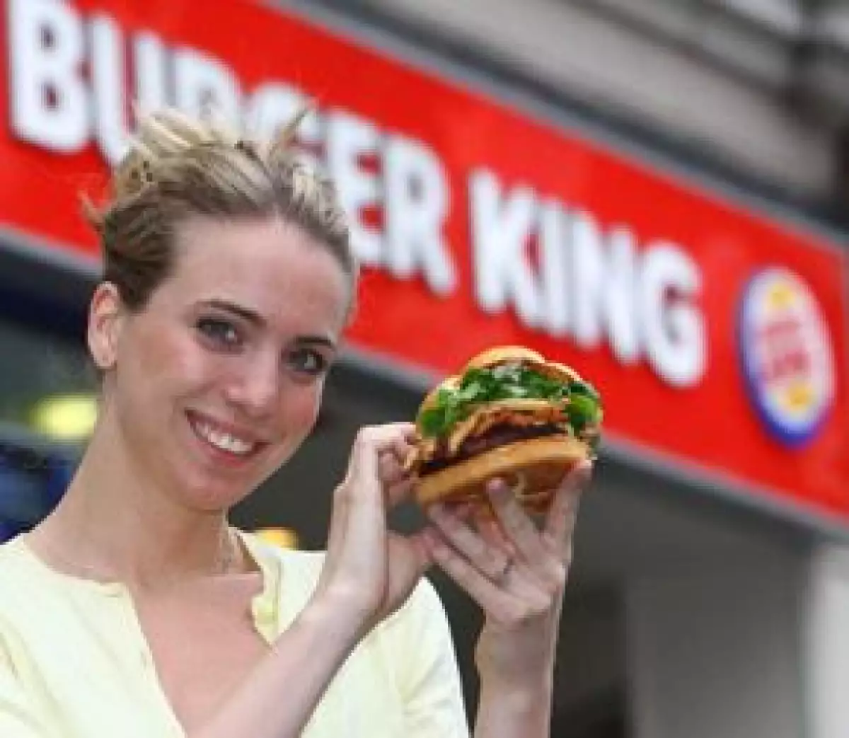 La franquicia emitió un comunicado en el que asegura que su publicidad sólo buscaba `evocar lo distintivo de los sabores de la cocina y no de ofender a nadie´.