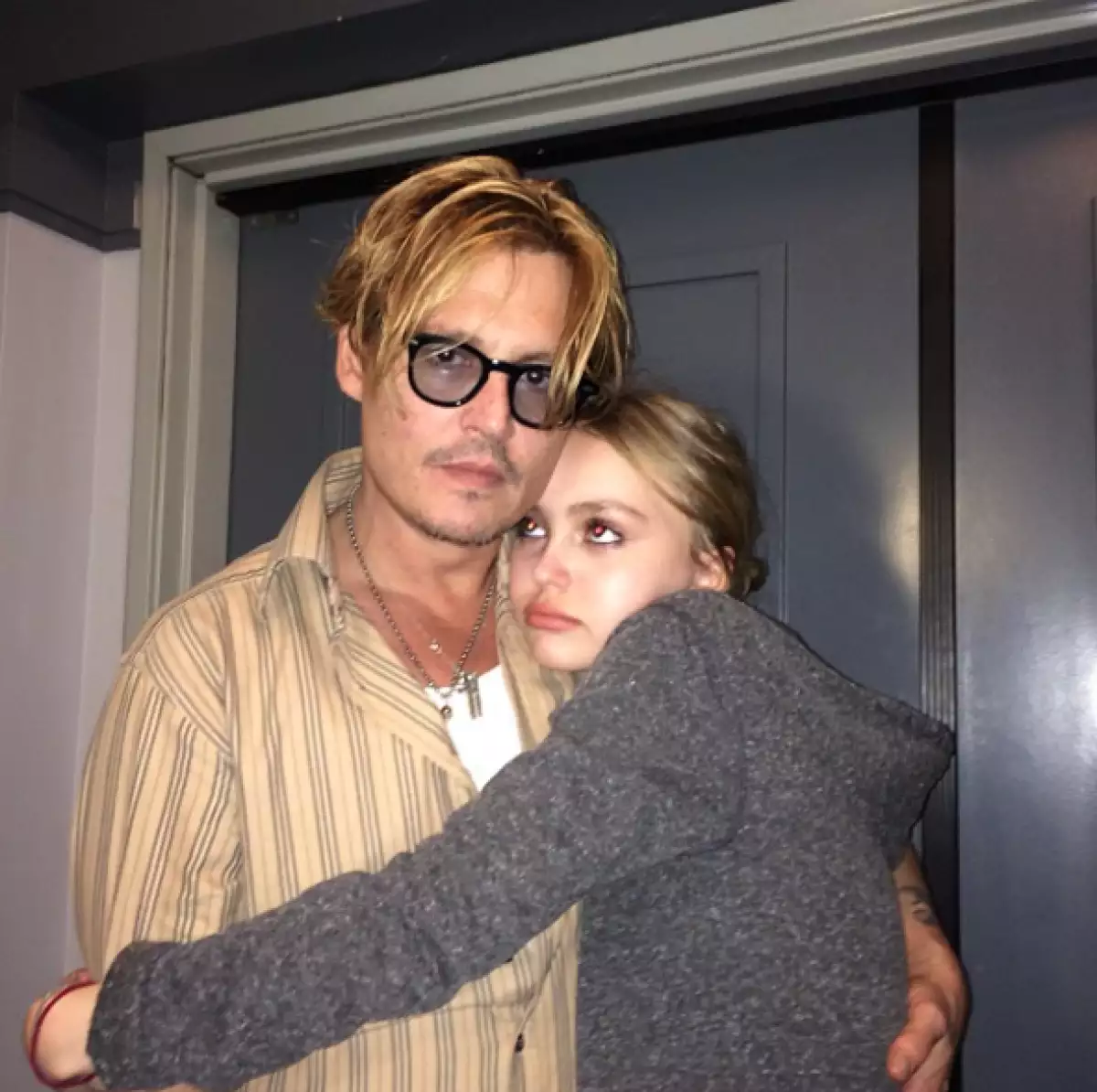 Como a todo buen papá, al actor le preocupa que Lily-Rose Depp, de 16 años, esté creciendo muy rápido en el medio.