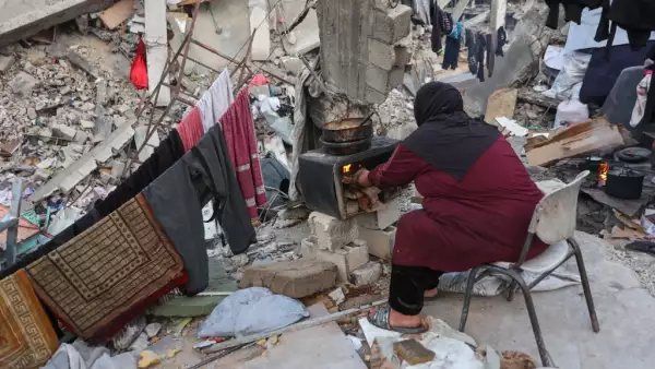 Una mujer palestina cocina en una estufa improvisada en los escombros de un edificio donde su familia se refugió en Beit Lahia, en el norte de la Franja de Gaza, antes de la comida de ruptura rápida iftar durante el mes sagrado musulmán del Ramadán el 9 de marzo de 2025. El ministro de energía de Israel dijo el 9 de marzo que había dado instrucciones para dejar de suministrar electricidad a Gaza, una semana después de que Israel bloqueara toda la ayuda en el territorio palestino devastado por la guerra.