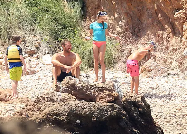 En una ocasión Gwyneth describió a Chris Martin como un papá ejemplar. Aquí junto a sus hijos y otros pequeños que los acompañaban.