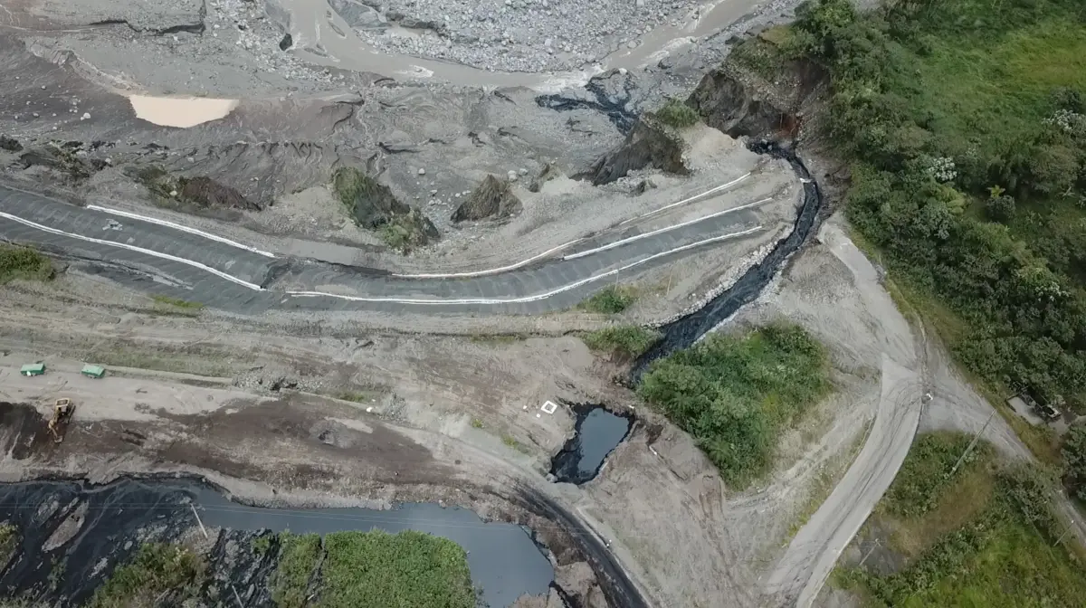 Derrame de un ruptura de un oleoducto es visto en Piedra Fina, Ecuador, en esta foto tomada por un dron. 