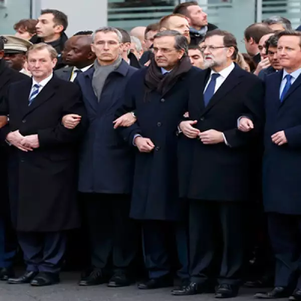 Entre los manifestantes también estuvo Mariano Rajoy (sexto de izquierda a derecha)