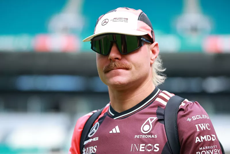 Foto de Valtteri Bottas con gorra de Mercedes, lentes oscuros y mochila negra en los hombros.