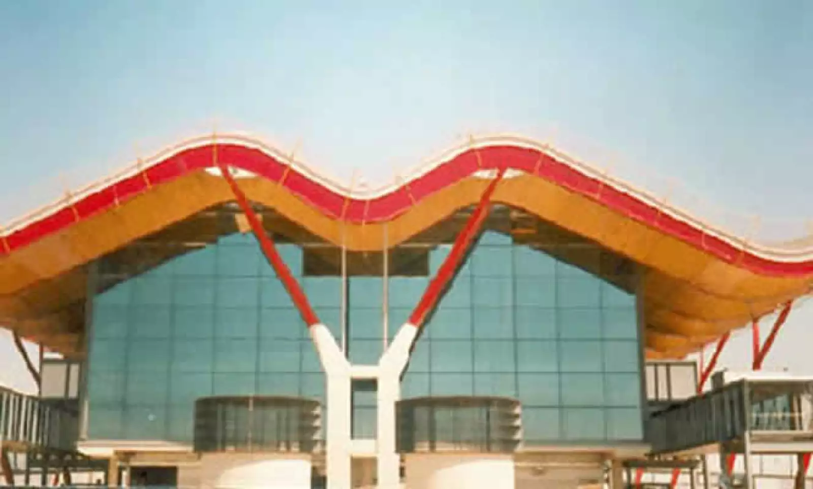 La nueva Terminal del Aeropuerto de Madrid-Barajas fue construida bajo el liderazgo de los arquitectos: Richard Rogers - Antonio Lamela. Vitro utilizó el tipo de vidrio Isolar Solarlux Supernatural 68/34 con Akustex.