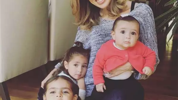 Jacky Bracamontes y sus tres hijas