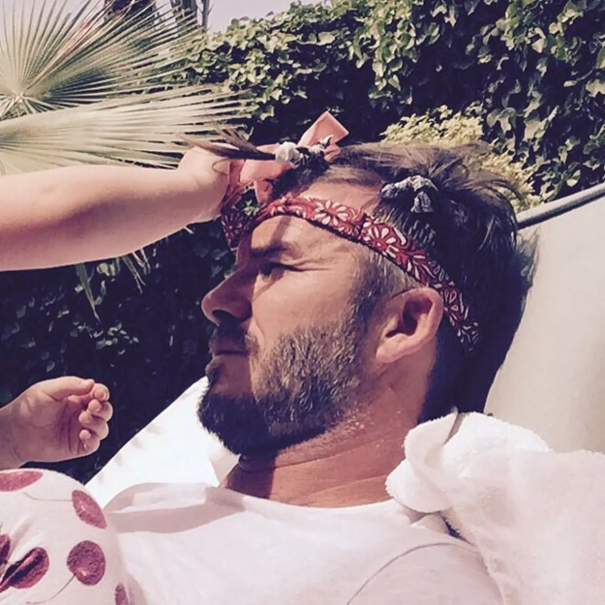 Harper es la stylist personal de David, quien se desvive de amor por ella.