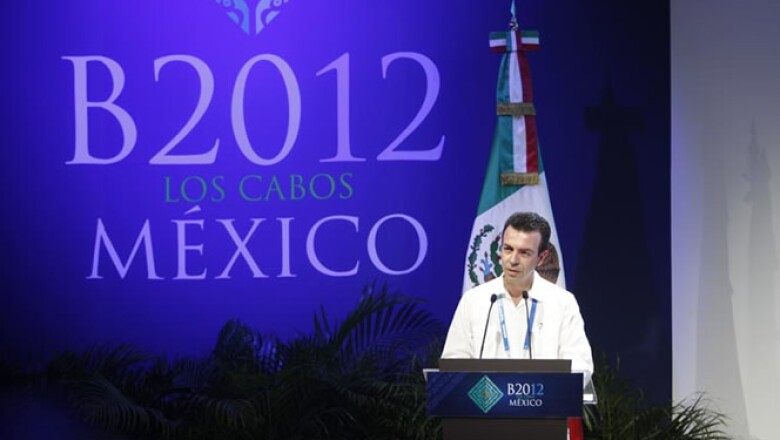 Alejandro Ramírez, presidente del B20, dijo que ante la crisis de deuda que enfrenta la zona del euro y la descapitalización de su sector bancario, es conveniente que se revise la normatividad de Basilea III para flexibilizar los requerimientos de capital