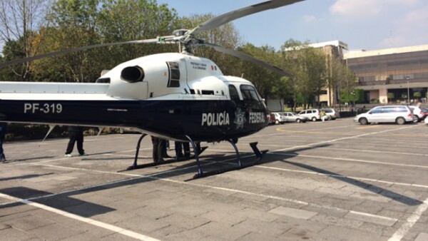 El comisionado de la Policía Federal, Enrique Galindo, quien coordina el operativo de seguridad en San Lázaro, llegó al lugar en helicóptero de ese cuerpo policiaco alrededor de las 12:30 horas.