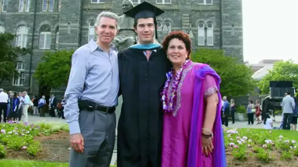 Federico, el hijo de Roberto Madrazo Pintado, se recibió de esta prestigiada universidad en una ceremonia a la que asistieron sus papás y su esposa María Fernanda Rodríguez.