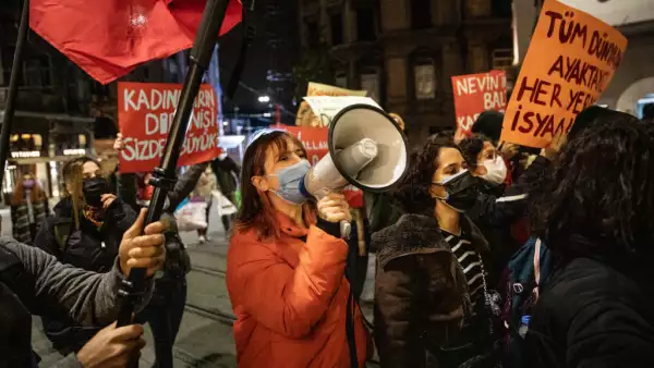 (Mujeres turcas, se manifistan contra la eliminacion de la violencia contra mujeres y niñas)
