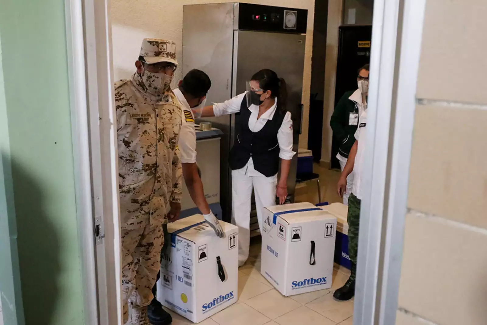 Arribo del primer lote de vacunas contra Covid-19 al 69 Batallón de Infantería en Saltillo, Coahuila.