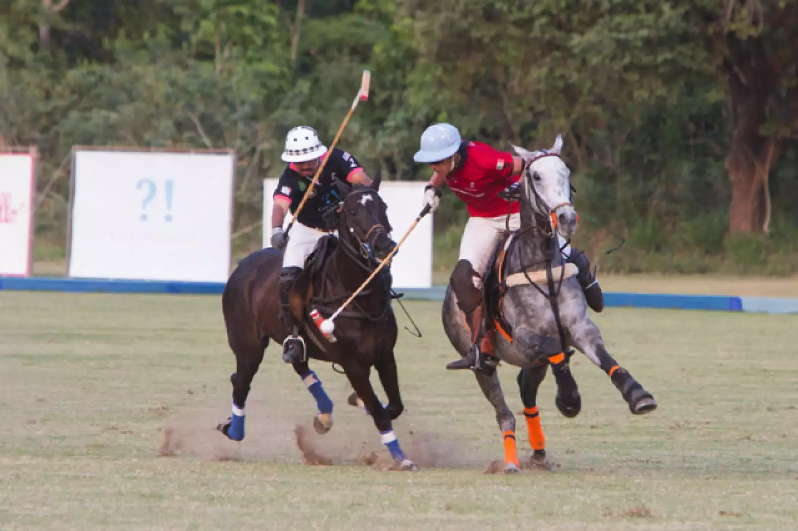 Acción de la final de la Copa Agua Alta. Porsche Vs USA Costa Careyes