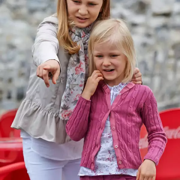 Elisabeth y su hermana Eleonore de Bélgica. La primera es la heredera a la Corona.