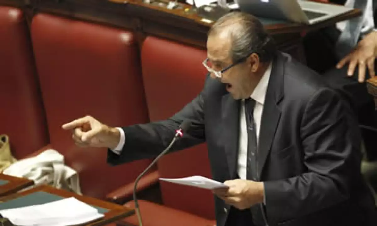 El líder del partido Italia de los Valores, Antonio Di Pietro, habla durante el debate en la Cámara Alta del Parlamento en Roma. (Foto: Reuters)