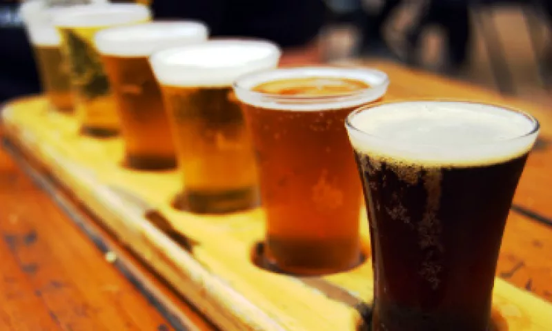 De acuerdo a un estudio, el consumo de alcohol en pequeñas cantidades ayuda a resolver mejor los problemas creativos. (Foto: Cortesía)