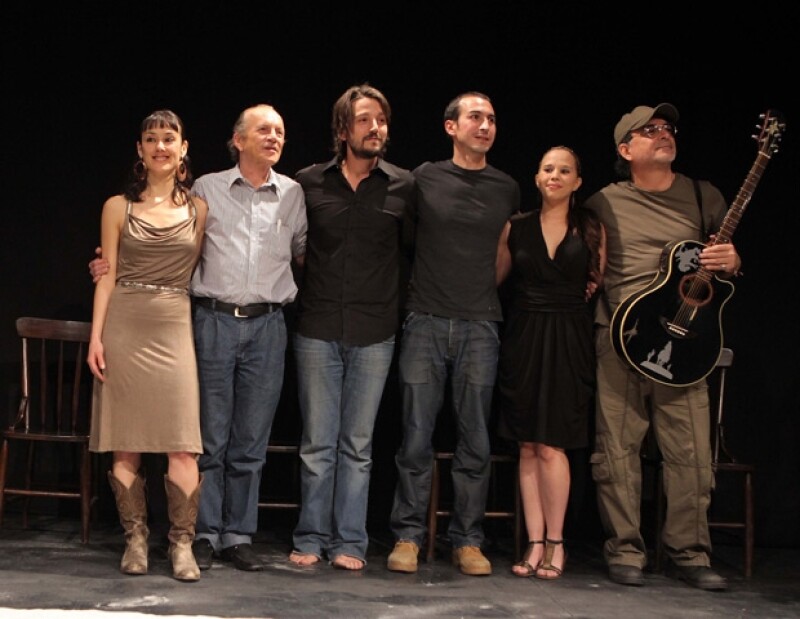 Sophie Alexander-Katz, Juan Carlos Colombo, Diego Luna, Andrés Montiel, Leonora Cohen y Jaime López en el Foro Shakespeare el viernes durante la primera función de las lecturas dramataizadas de La Ilíada.