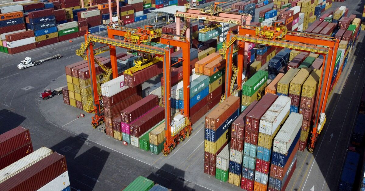 Meksika ihracatı dış baskılara rağmen Nisan ayında büyür