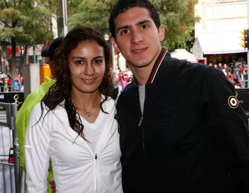 Los clavadistas Paola Espinosa y Rommel Pacheco se comprometieron en secreto antes de ir a Londres y no pudieron ocultarlo a su regreso. Conoce esta acuática historia de amor.