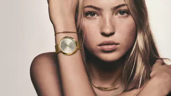 Lila Moss, modelo de la nueva colección de relojes y joyería de Calvin_Klein.