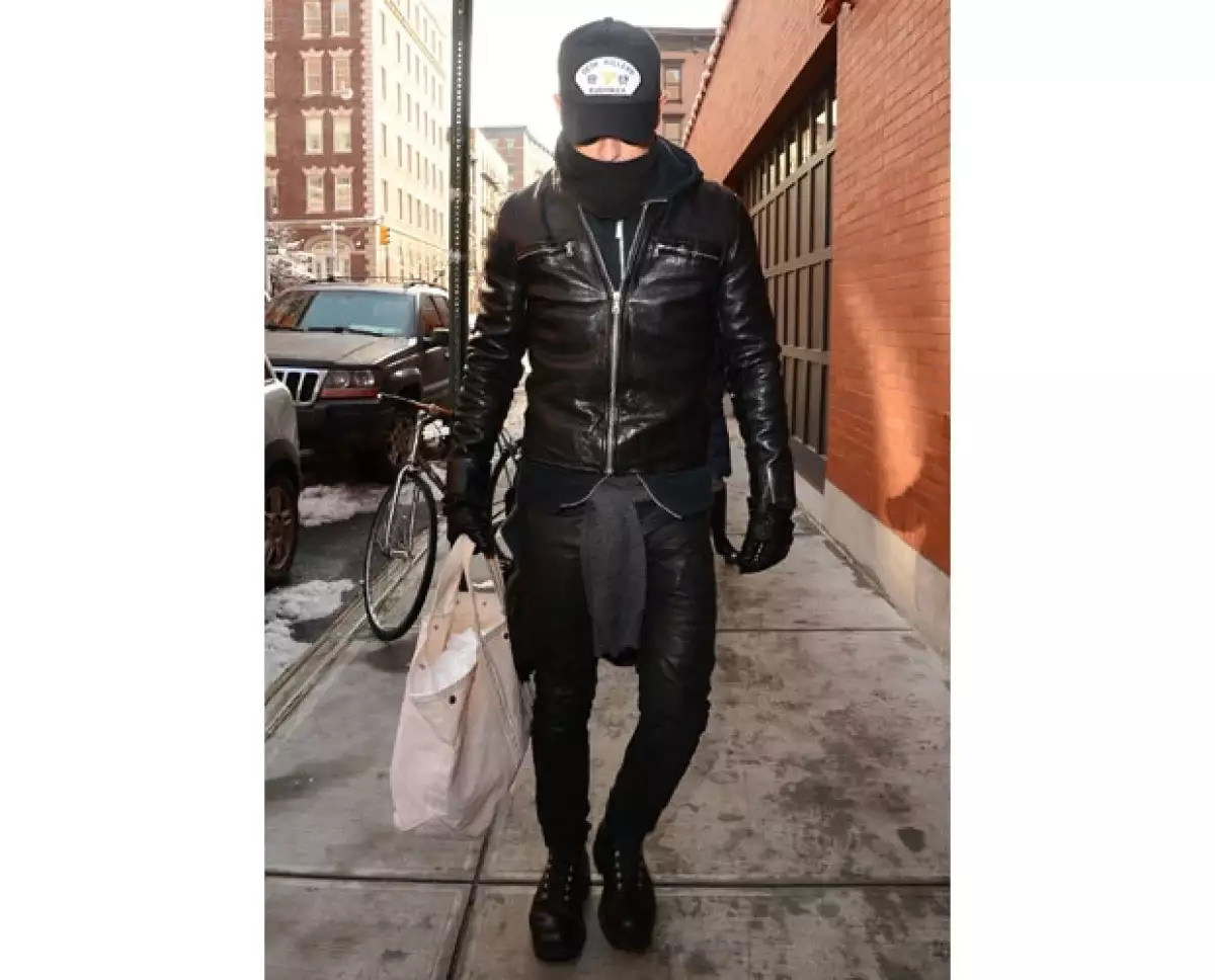 Justin Theroux visitó a los hijos de su fallecido amigo en casa de su madre, llevándoles algunas cosas.