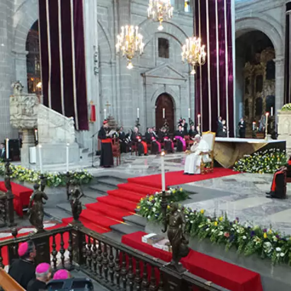Después se reunió con obispos y arzobispos en Catedral.