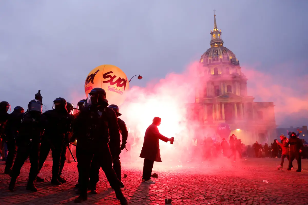 La policía francesa permanece en posición en medio de enfrentamientos cerca de los Inválidos durante una manifestación contra el plan de reforma de pensiones del gobierno francés en París como parte de una huelga nacional y protestas en Francia, el 31 de enero de 2023.