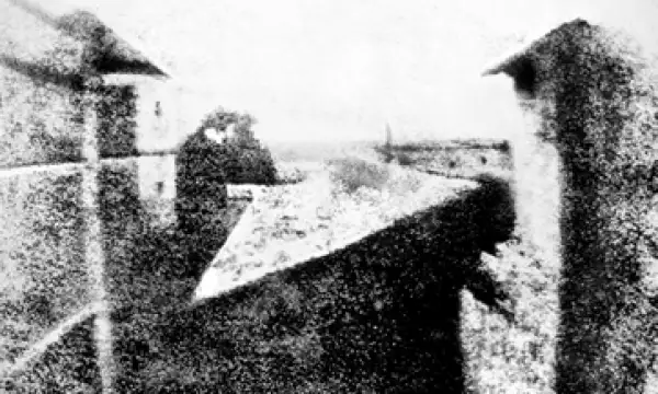 Una lámina de peltre y ocho horas de exposición lograron capturar la primera imagen de la historia. (Foto: Joseph-Nicéphore Niépce)