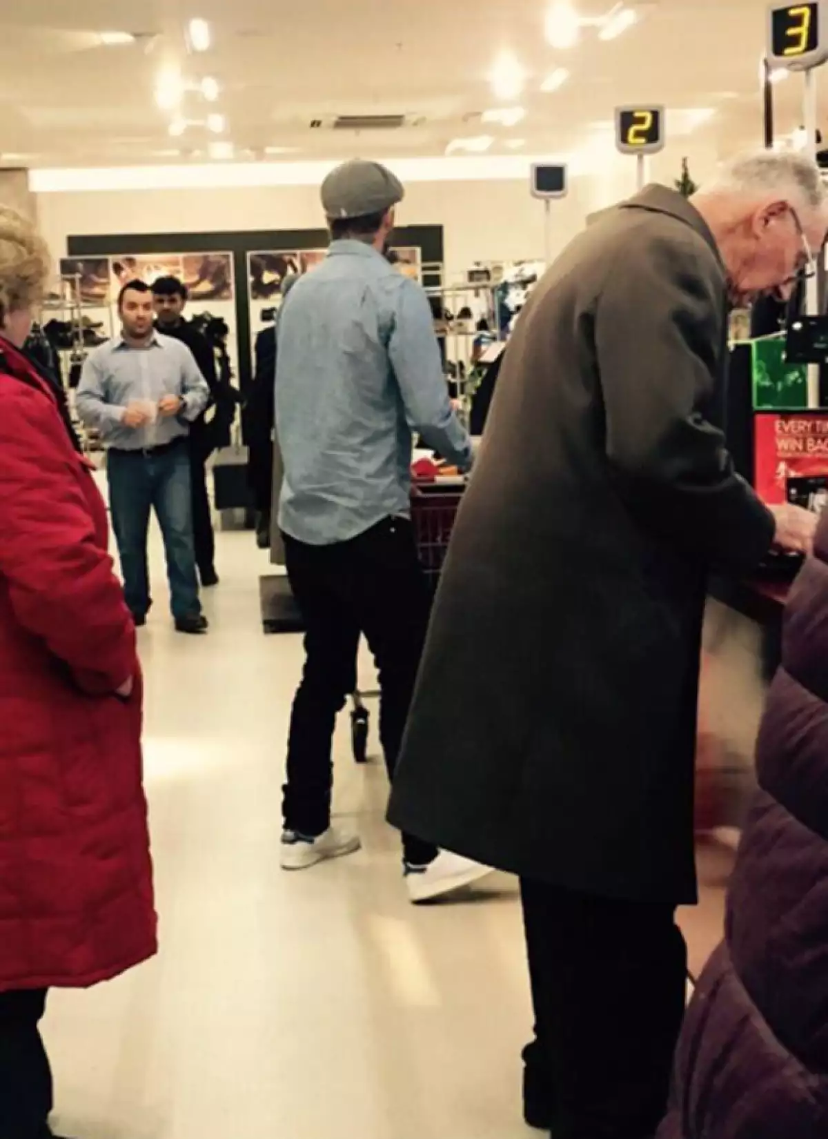 Esta imagen fue publicada por una mujer que fue testigo del paso de David por la tienda.