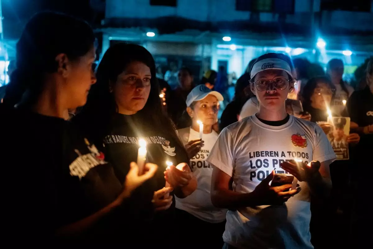 Familiares de presos políticos encienden velas durante una vigilia fuera de la prisión El Rodeo I en Guatire, estado de Miranda, Venezuela, el 24 de febrero de 2026. Un total de 179 presos políticos fueron liberados de prisión en Venezuela bajo la recientemente promulgada ley de amnistía, informó el Parlamento el 24 de febrero, a medida que aumentan las quejas sobre los retrasos en el procesamiento del beneficio en los tribunales.