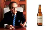 Alberto Baillères en su oficina a la izquierda y botella de cerveza ámbar sobre fondo blanco a la derecha, composición horizontal dividida en dos.