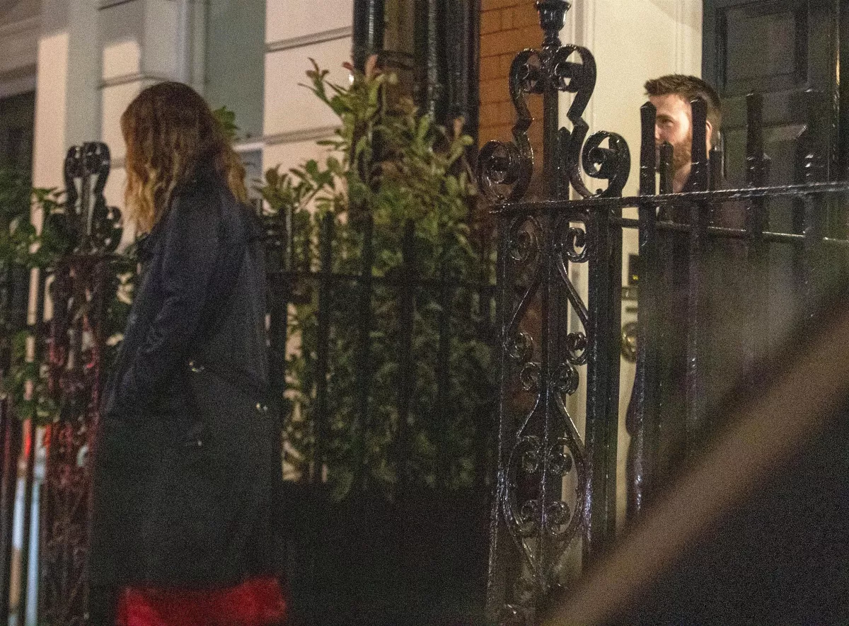 Lily James y Chris Evans.