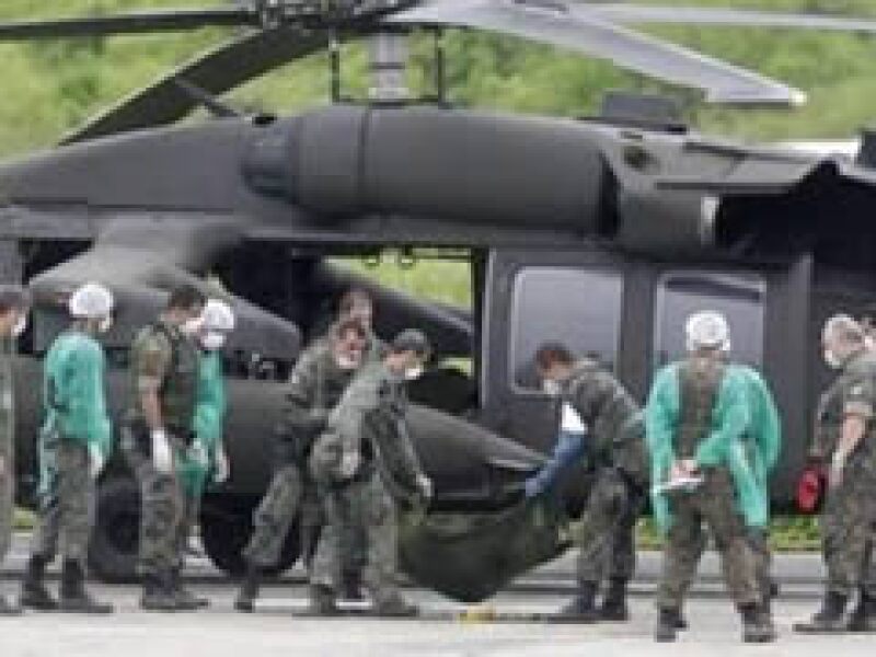 Helicópteros brasileños trajeron los primeros cuerpos al archipiélago de Fernando de Noronha para proceder a su identificación. (Foto: Reuters)